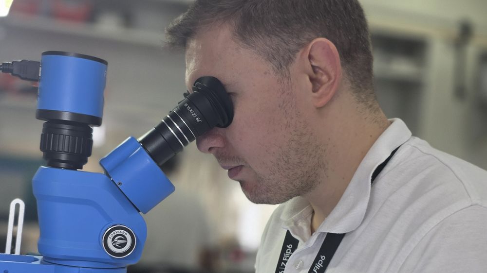 Înlocuire baterie Samsung la microscop, echipa GSM Zone Iași