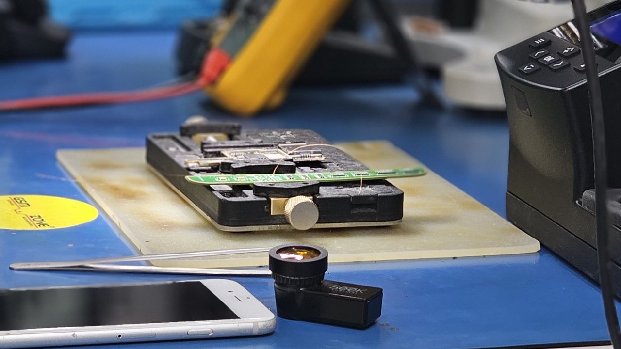 Placă de bază de telefon fixată în suport pentru microlipire în service-ul GSM Zone Iași
