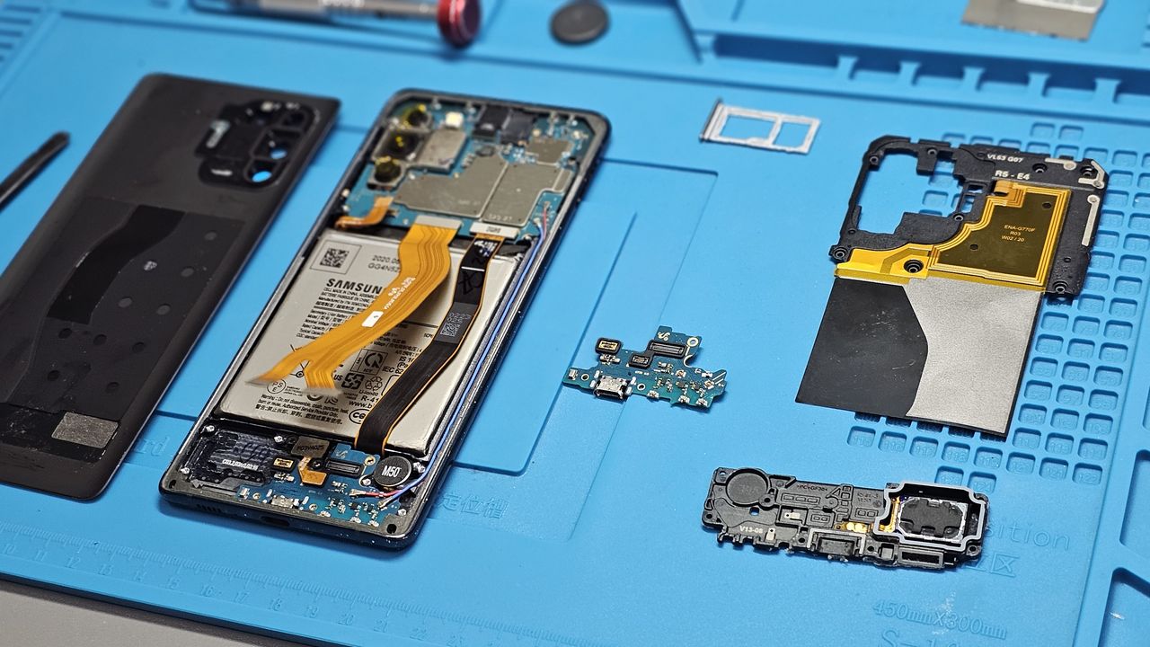 Samsung Galaxy desfăcut pentru reparație la GSM Zone Iași