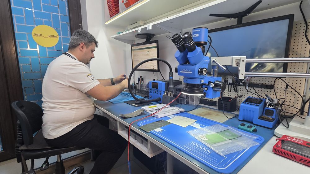 Banc de lucru la service Samsung în Iași, GSM Zone, cu stație de reparații și microscop